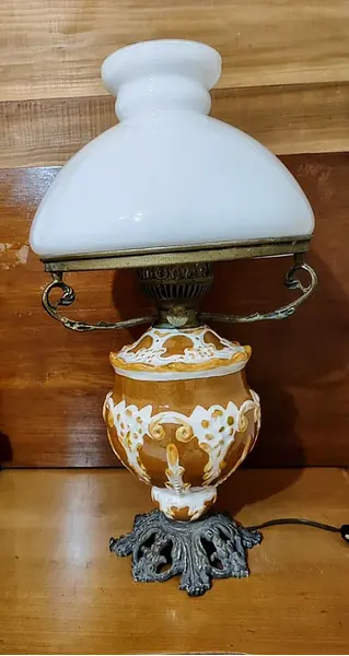 Foto de um(a) Abajur Lampião Faiança Estilo Art Nouveau, Década de 1970, Natalino Tomasi, da categoria de Abajures. Abajur de mesa tipo lampião, faiança com estilo art nouveau em relevo na côr mostarda e bege. Estrutura em alumínio fundido... Mostrado de uma perspectiva diferente. Vendido no marketplace Trésors.