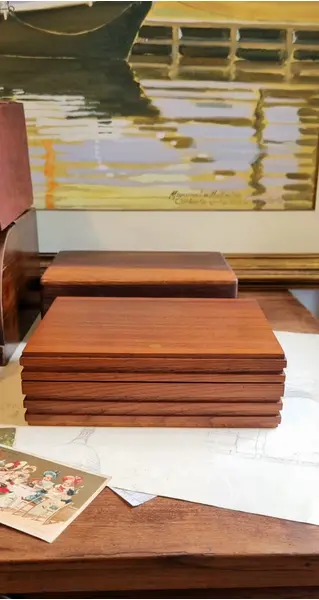 Foto de um(a) Caixa italiana de charutos, da categoria de Caixas e estojos para charutos. Caixa italiana de charutos, marca Savinelli - Milano - Italy, madeira maciça nobre. Em ótimo estado de conservação, sem... Mostrado de uma perspectiva diferente. Vendido no marketplace Trésors.
