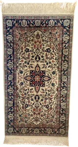 Foto de um(a) Tapete Persa novo tecido a mão com predominância de tons marrons, da categoria de Tapetes. Tapete persa novo tecido a mão com predominância de tons marrons medindo 1,22m x 69cm em perfeito estado. Vendido no marketplace Trésors.