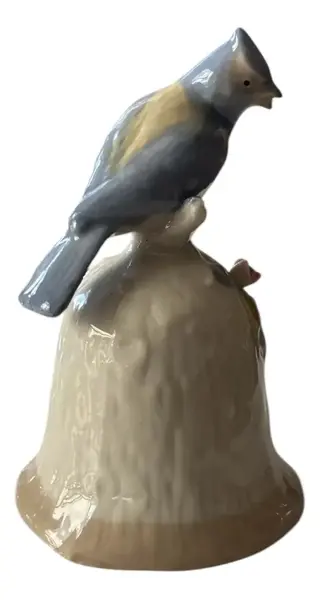 Foto de um(a) Antigo Sino Decorativo De Mesa Pássaro Em Porcelana Alemã, da categoria de Outros objetos decorativos. Antigo e gracioso sino decorativo em porcelana artística alemã, com linda figura de pássaro. Medidas 11x9cm. Vendido no marketplace Trésors.