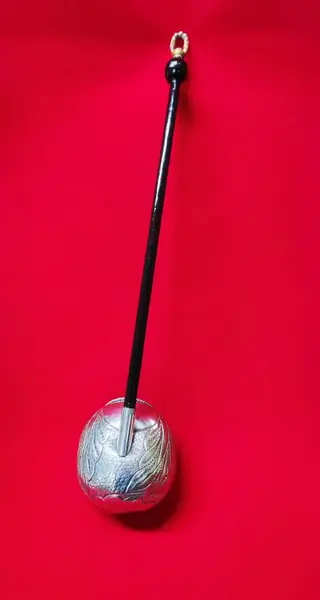 Foto de um(a) Concha Gigante para Servir Água em Latão com Banho de Prata e Madeira, Década de 1970, da categoria de Outros utensílios para servir. Concha gigante para servir água, também encontrado nos balangandas simbolizando prosperidade e abundância. Em latão com um... Mostrado de uma perspectiva diferente. Vendido no marketplace Trésors.