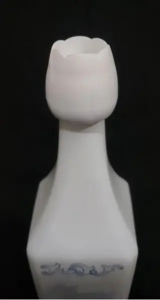 Foto de um(a) Belíssima garrafa opalinada holandesa, da categoria de Garrafas, potes e jarros. Linda garrafa vintage da marca Vandermint, fabricada na Holanda e originária aproximadamente da década de 1970. Ela é... Mostrado de uma perspectiva diferente. Vendido no marketplace Trésors.