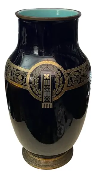 Foto de um(a) Antigo Vaso Jarro Ânfora Clássico Porcelana Sarreguemines, da categoria de Vasos. Importante vaso azul artístico em porcelana francesa Sarreguemines, pintado à mão e ornamentado com bronze. Peça toda... Vendido no marketplace Trésors.