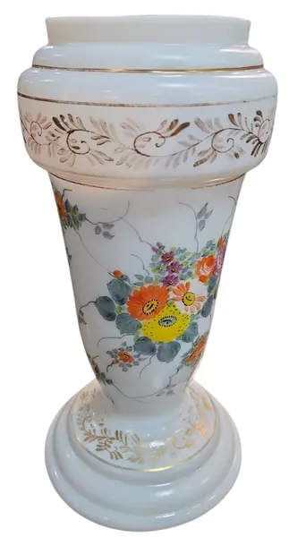 Foto de um(a) Vaso em Vidro Opaline Leitoso – Decoração Floral Pintada à Mão e Filetes Dourados, da categoria de Vasos. Apresentamos um delicado vaso decorativo em vidro leitoso branco, que combina a elegância da opalinagem com a vivacidade da... Vendido no marketplace Trésors.