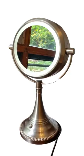 Foto de um(a) Espelho de mesa com lente de aumento e iluminação, da categoria de Espelhos. Lindo espelho de mesa com luminária e lente de aumento, espelho e luz nos 2 lados. articulável corpo em metal.possui... Vendido no marketplace Trésors.