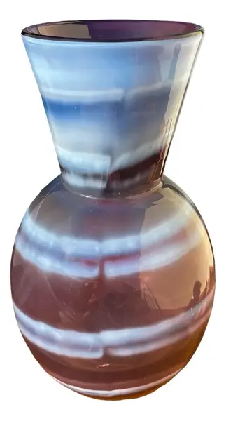 Foto de um(a) Antigo Grande Vaso Art Deco Em Murano Italiano Opalescente, da categoria de Vasos. ~ Italy Glass ~Antigo e grande vaso artístico em Murano em tons de lilás e branco leitoso. As cores são fascinantes, super... Vendido no marketplace Trésors.