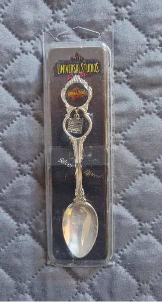 Foto de um(a) Coleção Colheres de Souvenir/Países Diversos - 11 Peças, da categoria de Colheres. Esta coleção exclusiva de colheres de lembrança (souvenir spoons) é perfeita para colecionadores que buscam peças raras e... Mostrado de uma perspectiva diferente. Vendido no marketplace Trésors.