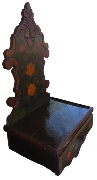 Foto de um(a) Oratório de Parede em Madeira Maciça –Pintura Floral Artesanal, da categoria de Objetos religiosos e espirituais. Este é um oratório de parede singular, que une a tradição da fé com a delicadeza da arte popular. Produzido em madeira... Mostrado de uma perspectiva diferente. Vendido no marketplace Trésors.