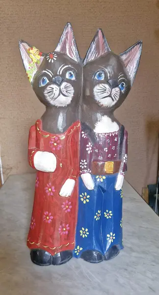 Foto de um(a) Casal de gatos de Bali esculpidos em madeira, da categoria de Modelos e estatuetas. Essa estátua de casal de gatos é uma peça de artesanato decorativa, esculpida em madeira e pintada à mão. Essas peças são... Mostrado de uma perspectiva diferente. Vendido no marketplace Trésors.