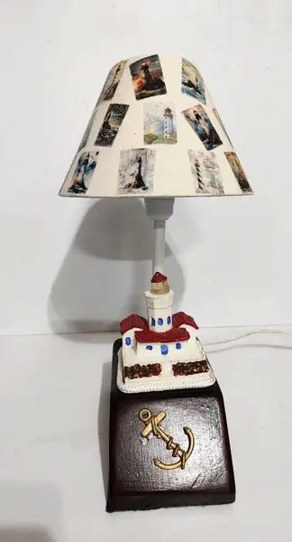 Foto de um(a) Abajur Náutico, da categoria de Abajures. Abajur náutico: base em madeira com aplique de âncora, canhão antigo e farol policromado em resina. Cúpula em tecido de... Mostrado de uma perspectiva diferente. Vendido no marketplace Trésors.