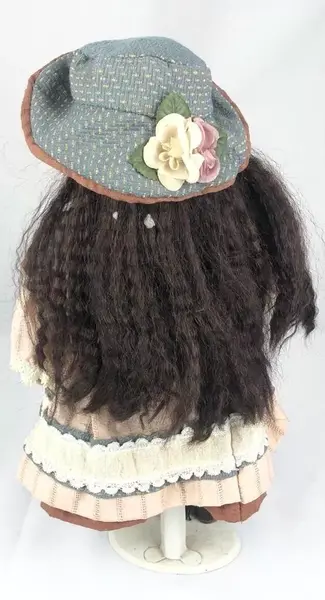 Foto de um(a) Boneca em biscuit, da categoria de Bonecas. BONECA BISCUIT COM VESTIDO EM POLICROMIA, INCLUINDO CHAPÉU E SAPATOS. ACOMPANHA UMA BOLSA E UM APOIO. EM BOM ESTADO DE... Mostrado de uma perspectiva diferente. Vendido no marketplace Trésors.
