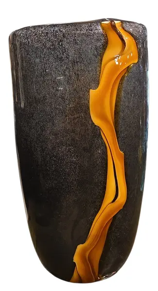Foto de um(a) Vaso Murano Preto Rajado, da categoria de Vasos. Cada curva deste vaso conta uma história de fogo e sopro. Mostrado de uma perspectiva diferente. Vendido no marketplace Trésors.