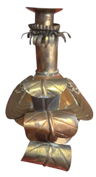 Foto de um(a) Castiçal Vintage em Latão, da categoria de Castiçais. Peça decorativa única e cheia de estilo, este Castiçal Vintage em Latão. Mostrado de uma perspectiva diferente. Vendido no marketplace Trésors.