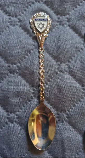 Foto de um(a) Coleção Colheres de Souvenir/Países Diversos - 11 Peças, da categoria de Colheres. Esta coleção exclusiva de colheres de lembrança (souvenir spoons) é perfeita para colecionadores que buscam peças raras e... Mostrado de uma perspectiva diferente. Vendido no marketplace Trésors.