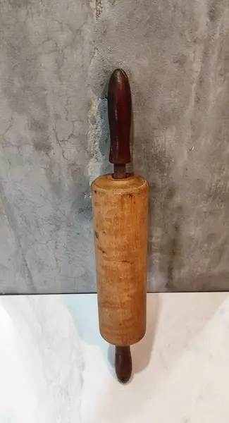 Foto de um(a) Rolo de Massa em Madeira Clara e Cedro, Década de 1980, da categoria de Outros utensílios. Rolo de massa em madeira clara e cabos móveis em cedro, década de 1980 resistente e pesada próprio para o uso. C rolo: 24... Mostrado de uma perspectiva diferente. Vendido no marketplace Trésors.