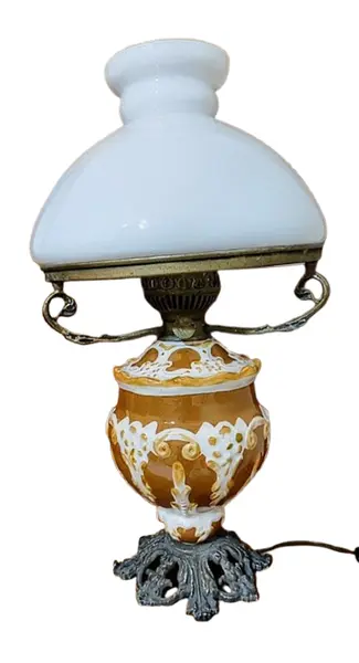 Foto de um(a) Abajur Lampião Faiança Estilo Art Nouveau, Década de 1970, Natalino Tomasi, da categoria de Abajures. Abajur de mesa tipo lampião, faiança com estilo art nouveau em relevo na côr mostarda e bege. Estrutura em alumínio fundido... Vendido no marketplace Trésors.