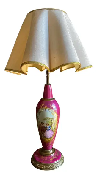 Foto de um(a) Antigo Abajur Luminária Rosa Porcelana Francesa Limoges, da categoria de Abajures. ~ Limoges ~Antigo e lindo abajur em porcelana artística francesa, decoração com cena galante Fragonard e filetes de 18k.... Vendido no marketplace Trésors.