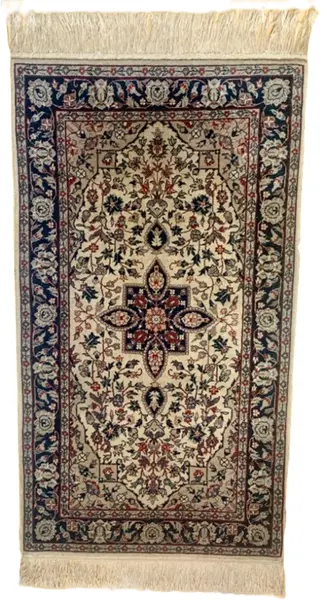 Foto de um(a) Tapete persa em tons marrons, da categoria de Tapetes. Tapete persa novo tecido a mão com predominância de tons marrons medindo 1,22m x 69cm em perfeito estado, nunca usado. Vendido no marketplace Trésors.