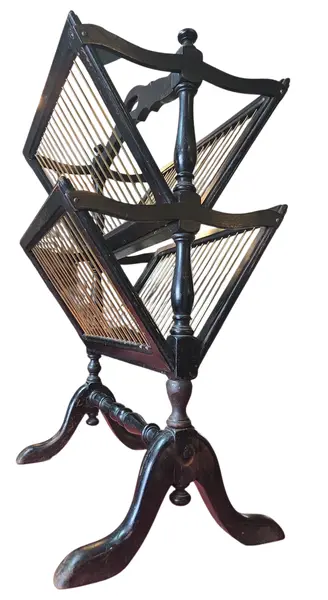 Foto de um(a) Raro Revisteiro Liceu de Artes e Ofícios, da categoria de Porta-Revistas. Excepcional revisteiro de chão, um exemplar legítimo da reconhecida mestria do Liceu de Artes e Ofícios de São Paulo. Esta... Mostrado de uma perspectiva diferente. Vendido no marketplace Trésors.