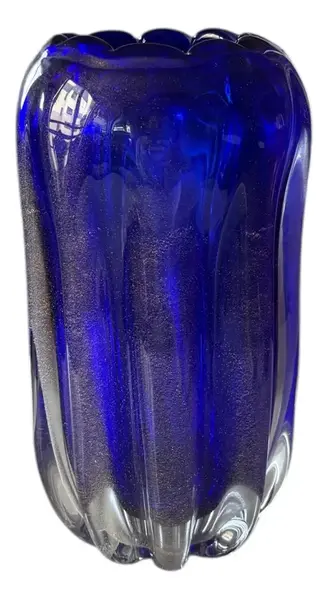 Foto de um(a) Antigo Vaso Jarro Art Deco Em Murano Italiano Azul Com Ouro, da categoria de Vasos. Antigo e imponente vaso em Murano italiano souflé gomado, em um tom de azul muito lindo. Com pó de ouro em sua composição.... Vendido no marketplace Trésors.
