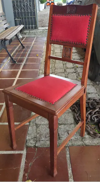 Foto de um(a) Cadeira Centenária em Imbuia Maciça, da categoria de Outras cadeiras . Adicione personalidade e história ao seu ambiente com esta belíssima cadeira centenária. Executada em Imbuia, uma das... Mostrado de uma perspectiva diferente. Vendido no marketplace Trésors.