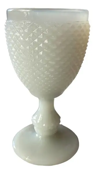 Foto de um(a) Antiga Taça De Coleção De Vinho Em Opalina Francesa, da categoria de Taças. Antiga taça em opalina francesa bico de jaca. Peça de coleção, excelente qualidade. Meados do século XX.Medidas 12 x 6,5cm. Vendido no marketplace Trésors.