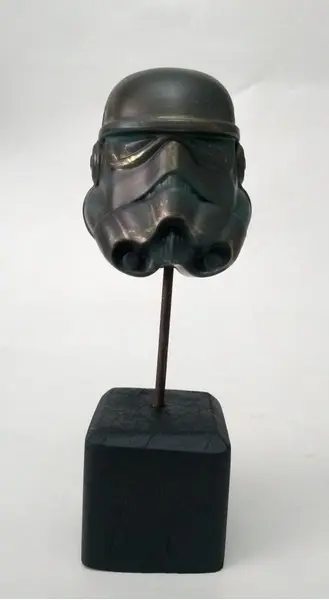 Foto de um(a) Escultura Stormtrooper Star Wars, da categoria de Escultura. Toy art - peça única colecionável desenvolvida pelo designer marcelus ribas. Escultura em técnica mista com pátina e bronze... Mostrado de uma perspectiva diferente. Vendido no marketplace Trésors.