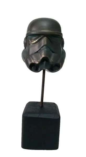 Foto de um(a) Escultura Stormtrooper Star Wars, da categoria de Escultura. Toy art - peça única colecionável desenvolvida pelo designer marcelus ribas. Escultura em técnica mista com pátina e bronze... Vendido no marketplace Trésors.