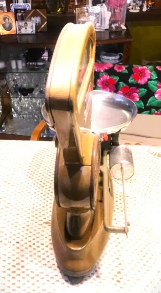 Foto de um(a) Balança antiga Filizola, da categoria de Outros objetos decorativos. Balança Filizola - Ficava no armazem de meus avós, em um balcão de madeira rustica, o qual o meu avô construiu. Item de... Mostrado de uma perspectiva diferente. Vendido no marketplace Trésors.