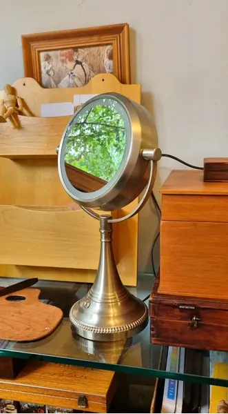 Foto de um(a) Espelho de mesa com lente de aumento e iluminação, da categoria de Espelhos. Lindo espelho de mesa com luminária e lente de aumento, espelho e luz nos 2 lados. articulável corpo em metal.possui... Mostrado de uma perspectiva diferente. Vendido no marketplace Trésors.