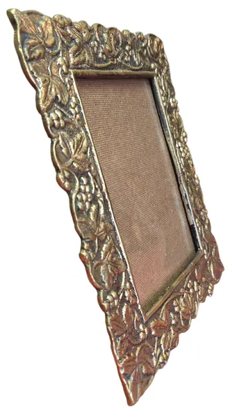 Foto de um(a) Porta Retrato em Bronze - Vertical, da categoria de Porta retratos. Belíssimo porta-retrato vertical confeccionado em bronze de alta qualidade. Esta peça apresenta um trabalho de fundição... Mostrado de uma perspectiva diferente. Vendido no marketplace Trésors.