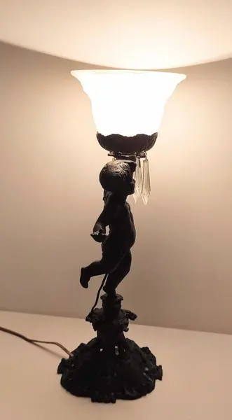 Foto de um(a) Luminária Querubim, Década de 1970, da categoria de Abajures. Luminária querubim em alumínio fundido com pátina bronze, cúpula em opalina e pingentes em cristal facetado, década de 1970.... Mostrado de uma perspectiva diferente. Vendido no marketplace Trésors.