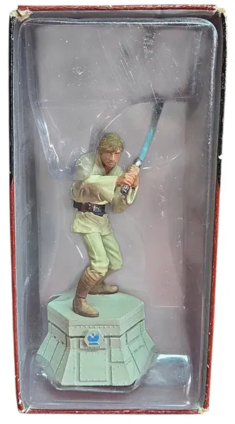 Foto de um(a) Peça De Xadrez Star Wars Luke Skywalker - Pintada À Mão, da categoria de Figuras de ação. Esta é uma oportunidade única para adquirir uma peça de reposição ou colecionável do icônico xadrez oficial de Star Wars.... Mostrado de uma perspectiva diferente. Vendido no marketplace Trésors.