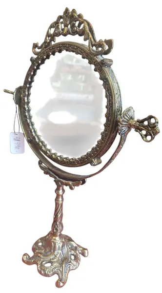 Foto de um(a) Espelho de Bancada em Bronze - Moldura Trabalhada com Fundo em Porcelana Floral, da categoria de Espelhos. Encantador espelho de bancada estilo vintage, uma peça decorativa clássica que une a robustez do bronze à delicadeza da... Vendido no marketplace Trésors.
