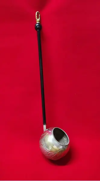 Foto de um(a) Concha Gigante para Servir Água em Latão com Banho de Prata e Madeira, Década de 1970, da categoria de Outros utensílios para servir. Concha gigante para servir água, também encontrado nos balangandas simbolizando prosperidade e abundância. Em latão com um... Mostrado de uma perspectiva diferente. Vendido no marketplace Trésors.