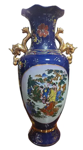 Foto de um(a) Trio de Vasos em Porcelana Azul Cobalto – Detalhes em Ouro e Cenas Orientais, da categoria de Vasos. Imponente conjunto decorativo (Garniture) composto por três vasos em porcelana de alta qualidade, apresentando um acabamento... Mostrado de uma perspectiva diferente. Vendido no marketplace Trésors.
