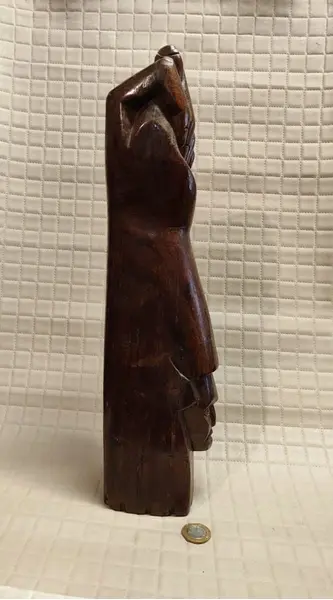 Foto de um(a) Figa de Madeira com Escultura Indígena, Década de 1970, da categoria de Objetos decorativos. Figa esculpida em madeira, com detalhe de escultura indígena na parte inferior. Peça decorativa da década de 1970. Medidas:... Mostrado de uma perspectiva diferente. Vendido no marketplace Trésors.