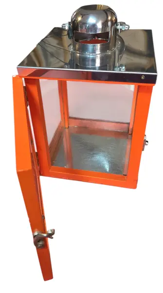 Foto de um(a) Pequena Lanterna Decorativa Porta-Velas em Madeira Laranja e Aço Inox, da categoria de Sinalizadores. Adicione um toque de sofisticação e cor ao seu ambiente com esta belíssima Lanterna Decorativa. Unindo a robustez da madeira... Mostrado de uma perspectiva diferente. Vendido no marketplace Trésors.