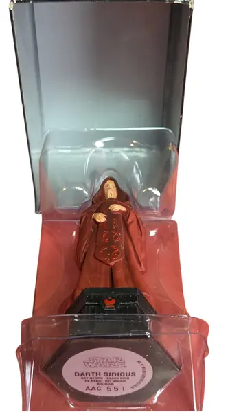 Foto de um(a) Peça De Xadrez Star Wars Darth Sidious (Imperador Palpatine) - Pintada À Mão, da categoria de Figuras de ação. Item de Colecionador: Darth Sidious – O Senhor Sombrio dos Sith Esta peça de luxo faz parte da coleção oficial de xadrez... Mostrado de uma perspectiva diferente. Vendido no marketplace Trésors.