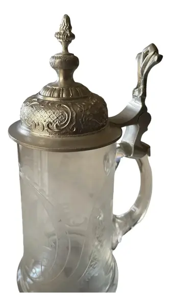 Foto de um(a) Antigo Raro Tankard Caneca Chopp Em Cristal Alemão E Pewter, da categoria de Canecas. Antigo tankard em cristal alemão com tampa articulada em pewter espessurado a prata. Peça artística, finamente lapidada à... Vendido no marketplace Trésors.