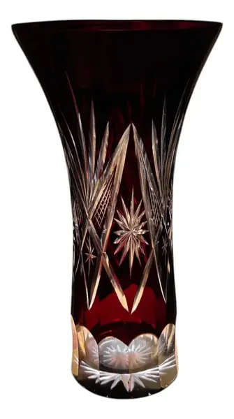 Foto de um(a) Antigo Raro Vaso Jarro Em Cristal Baccarat Lapidado À Mão, da categoria de Vasos. Antigo e elegante vaso em cristal europeu doublé na cor bordô, uma cor linda, que combina com tudo. Em contato com a luz ele... Vendido no marketplace Trésors.