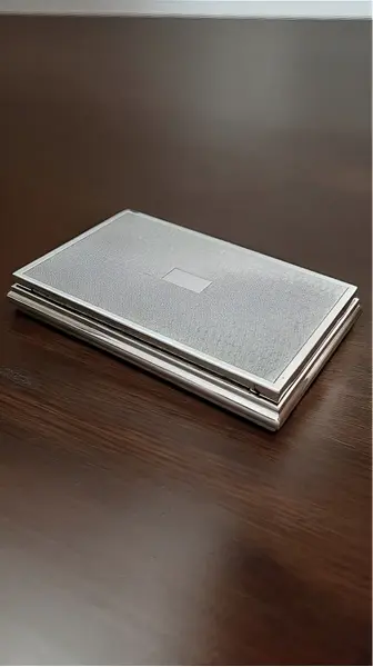 Foto de um(a) Cigarreira Em Prata Italiana Prata Lisa, da categoria de Cigarreiras e piteiras. Linda caixa/cigarreira de mesa em prata italiana com tampo em trabalho de guilhoché. Interior revestido em lâminas de... Mostrado de uma perspectiva diferente. Vendido no marketplace Trésors.