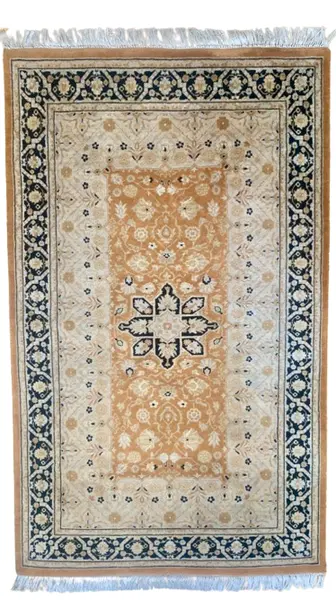 Foto de um(a) Tapete Persa tecido a mão em tons bege e verde, da categoria de Tapetes. Tapete persa tecido a mão em tons bege e verde medindo 1,68m x 96 cm em perfeito estado. Vendido no marketplace Trésors.