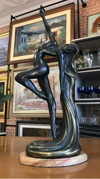 Foto de um(a) Escultura art nouveau em petit bronze, da categoria de Escultura. Linda escultura Art Nouveau, com 58cm de altura. Mostrado de uma perspectiva diferente. Vendido no marketplace Trésors.