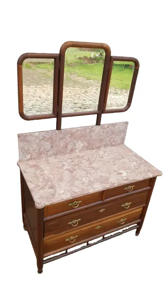 Foto de um(a) Lavatório/ Penteadeira Patente S.A, da categoria de Penteadeiras. Raríssimo lavatório da móveis patente início Séc XX, puxadores em bronze com chave original, tampo de mármore Carrara... Mostrado de uma perspectiva diferente. Vendido no marketplace Trésors.