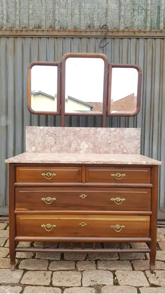 Foto de um(a) Lavatório/ Penteadeira Patente S.A, da categoria de Penteadeiras. Raríssimo lavatório da móveis patente início Séc XX, puxadores em bronze com chave original, tampo de mármore Carrara... Mostrado de uma perspectiva diferente. Vendido no marketplace Trésors.