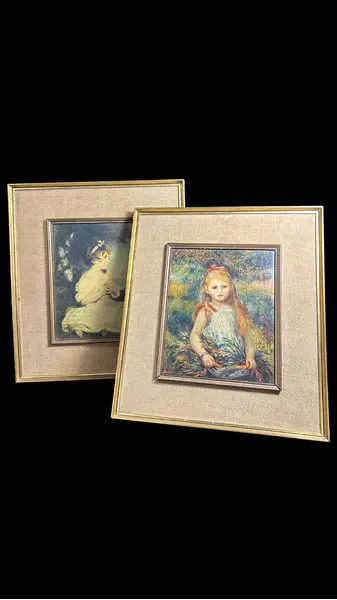 Foto de um(a) Par de Quadros Vintage Renoir e Reynolds, da categoria de Molduras para quadros. Par de quadros vintage, um a reprodução impressão em tela de “Menina com as Espigas”, também conhecida como “Menina com... Mostrado de uma perspectiva diferente. Vendido no marketplace Trésors.