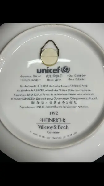 Foto de um(a) Prato Colecionável "Children of the World" da UNICEF, da categoria de Pratos Decorativos. Prato decorativo em porcelana da coleção "Children of the World" da UNICEF, fabricado pela empresa alemã Villeroy & Boch,... Mostrado de uma perspectiva diferente. Vendido no marketplace Trésors.