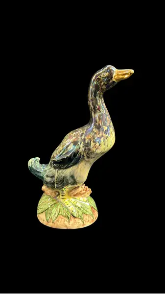 Foto de um(a) Ganso em Porcelana Furta Cor, da categoria de Modelos e estatuetas. Belíssimo ganso vintage em porcelana, pintura à mão com policromia furta cor em lindos tons de fume esverdeado, base... Mostrado de uma perspectiva diferente. Vendido no marketplace Trésors.
