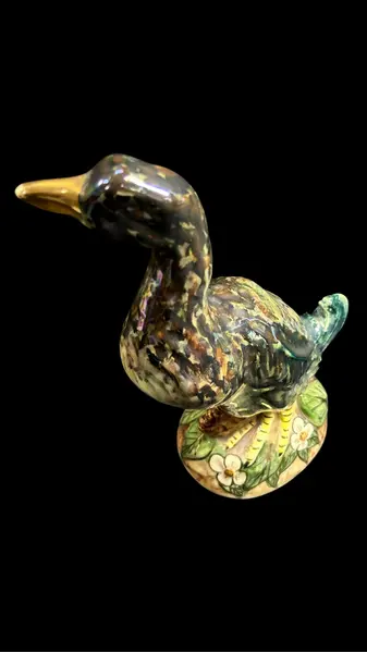 Foto de um(a) Ganso em Porcelana Furta Cor, da categoria de Modelos e estatuetas. Belíssimo ganso vintage em porcelana, pintura à mão com policromia furta cor em lindos tons de fume esverdeado, base... Mostrado de uma perspectiva diferente. Vendido no marketplace Trésors.